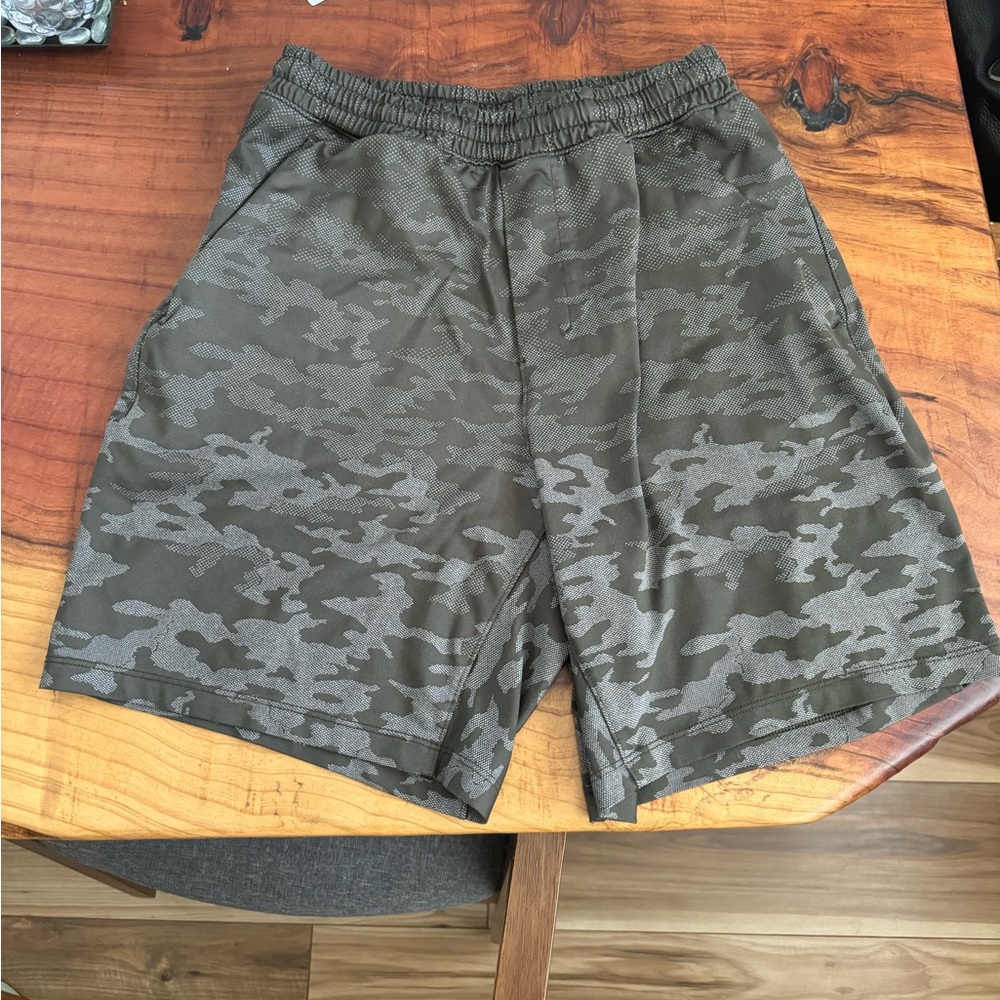 Lululemon Small Men’s 7inch Pacebreaker shorts in urban digital camo